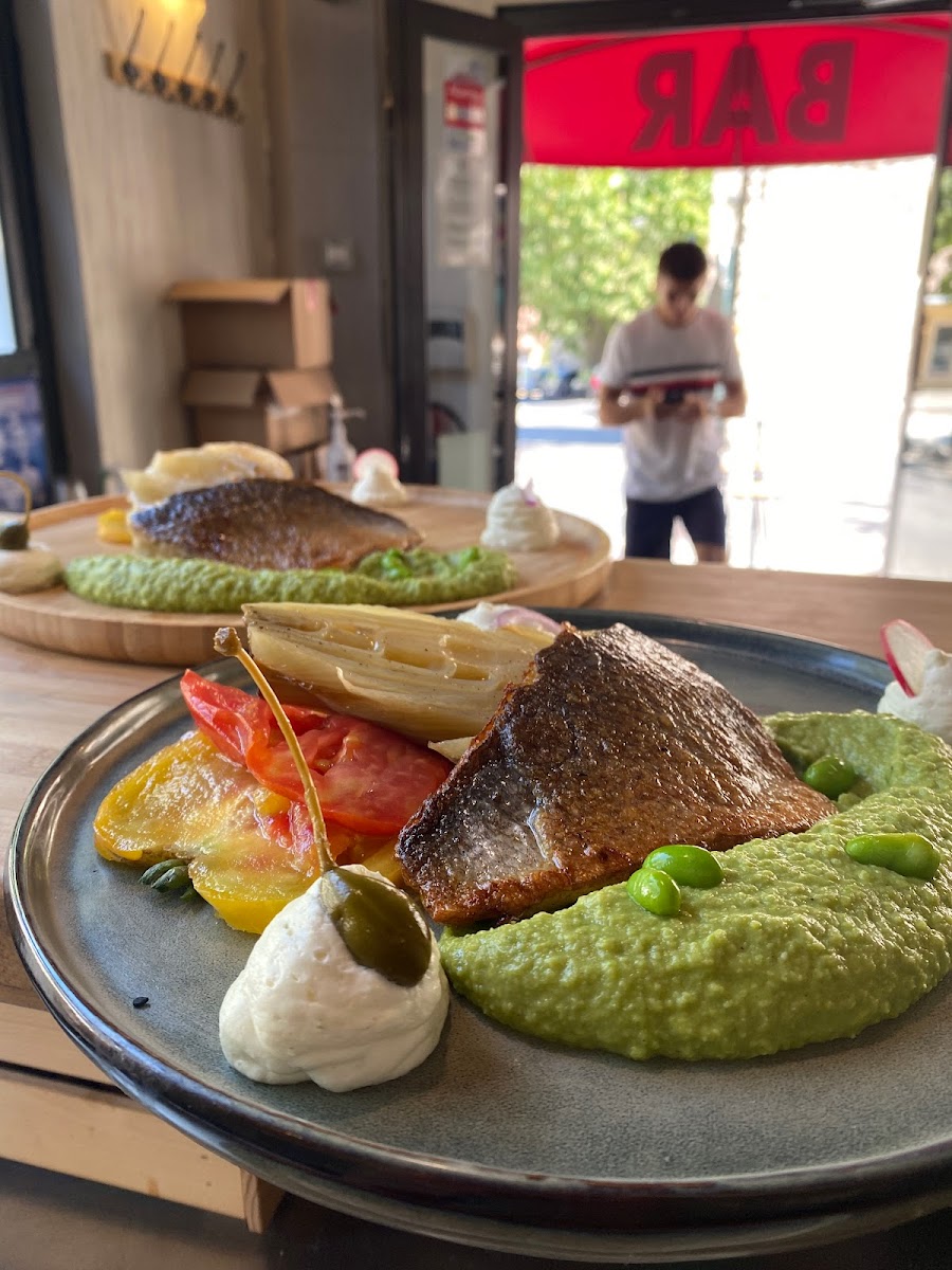 Poisson grillé sur purée de petits pois